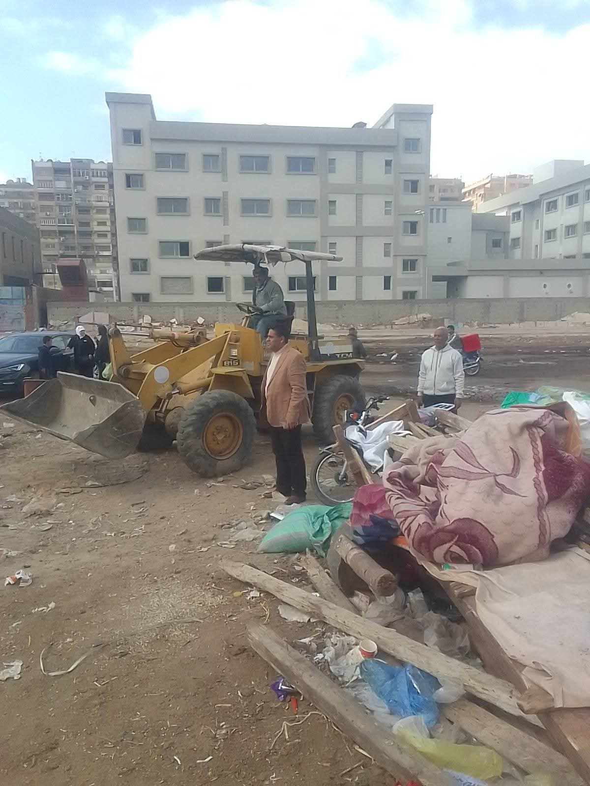 رئيس حى شرق مدينة نصر يقود حملات على سوق المنهل (2)