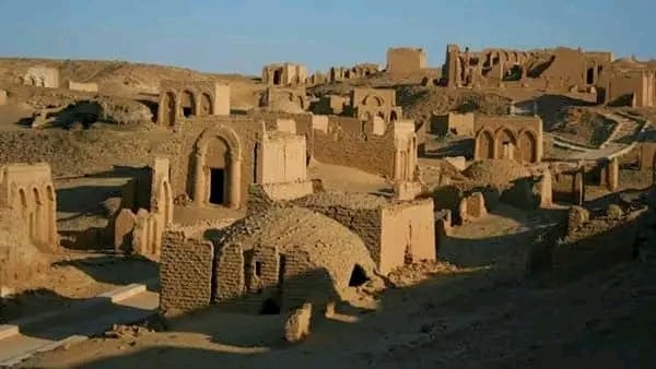 جانب من تصميم المقابر على نظام الاقبية جانب من تصميم المقابر على نظام الاقبية