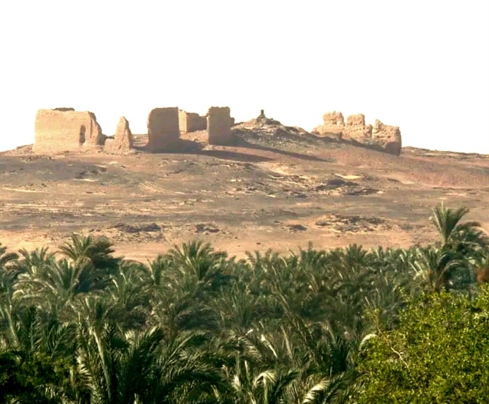 المعبد يقع فى اعلى نقطة فى منطقة الخارجة 