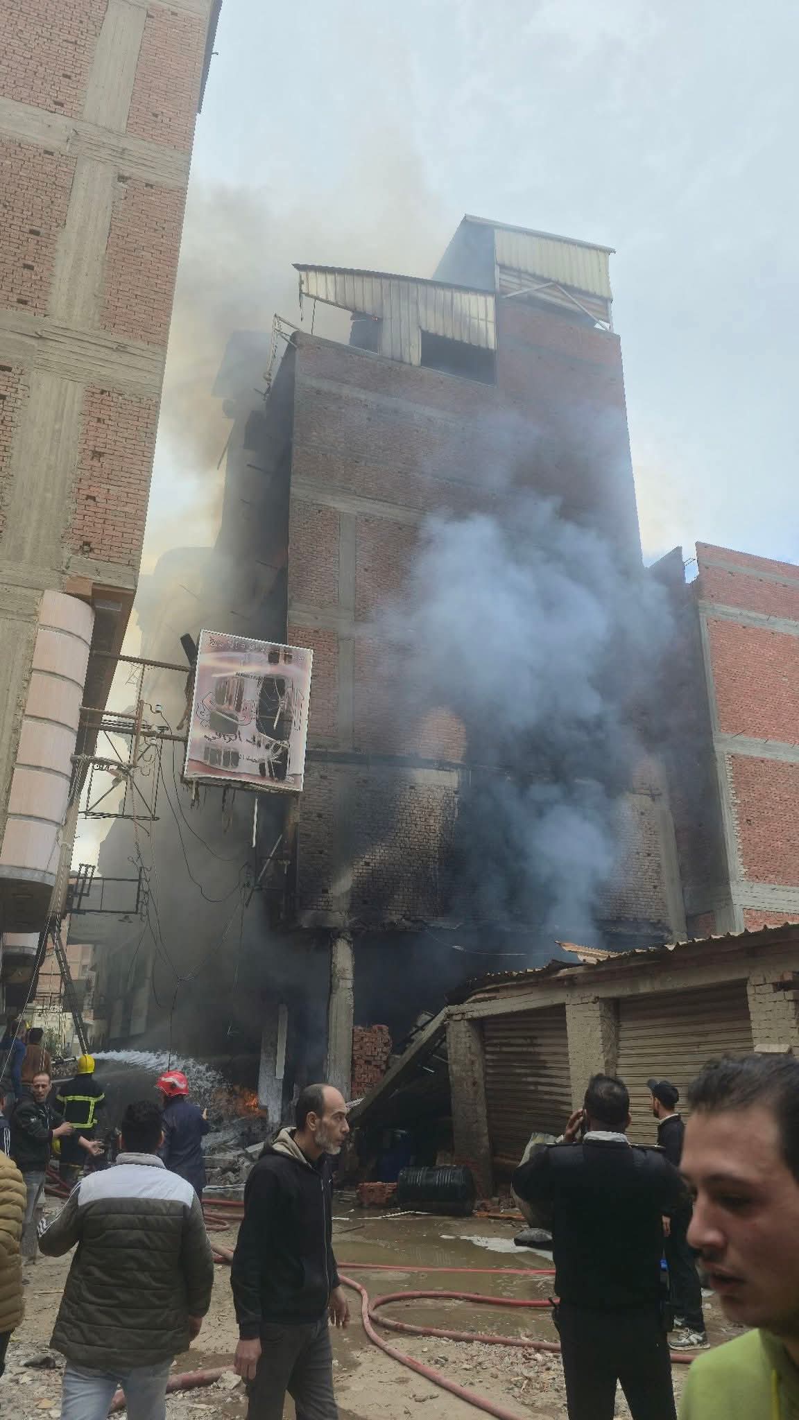 جانب من الحريق جانب من الحريق