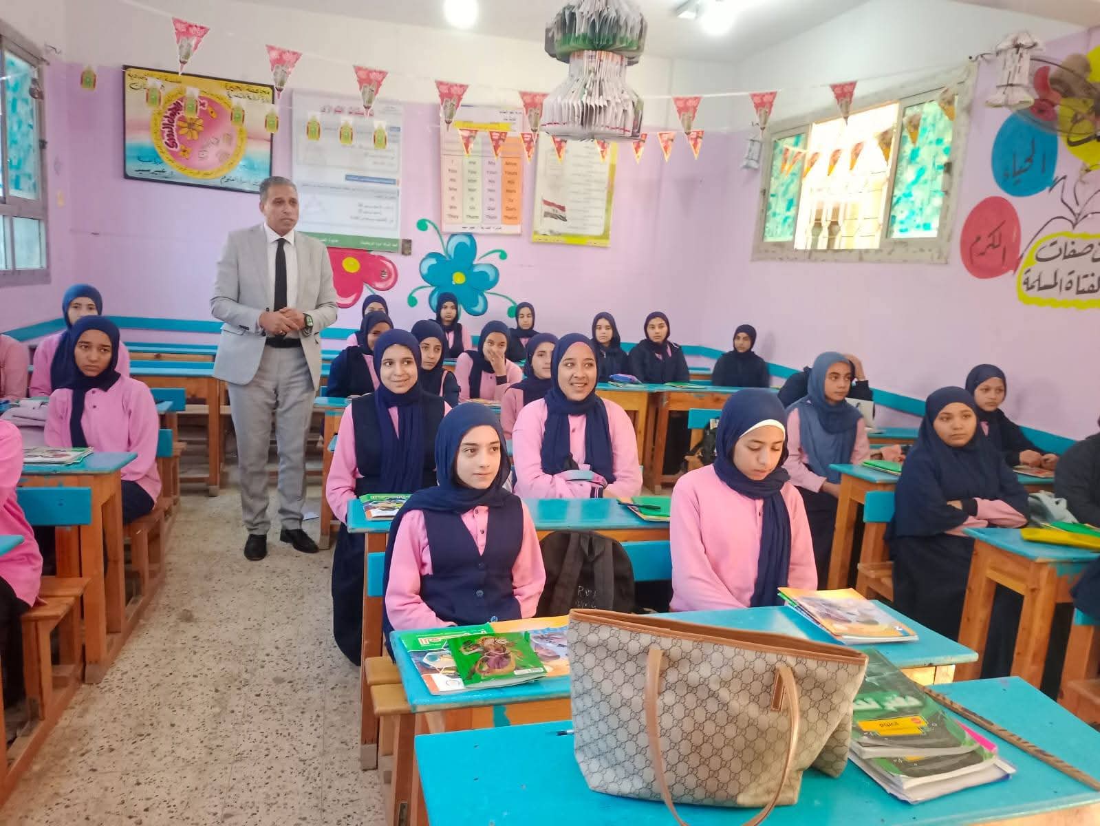 حضور مرتفع للطلاب ومتابعة انتظام الدراسة (4)