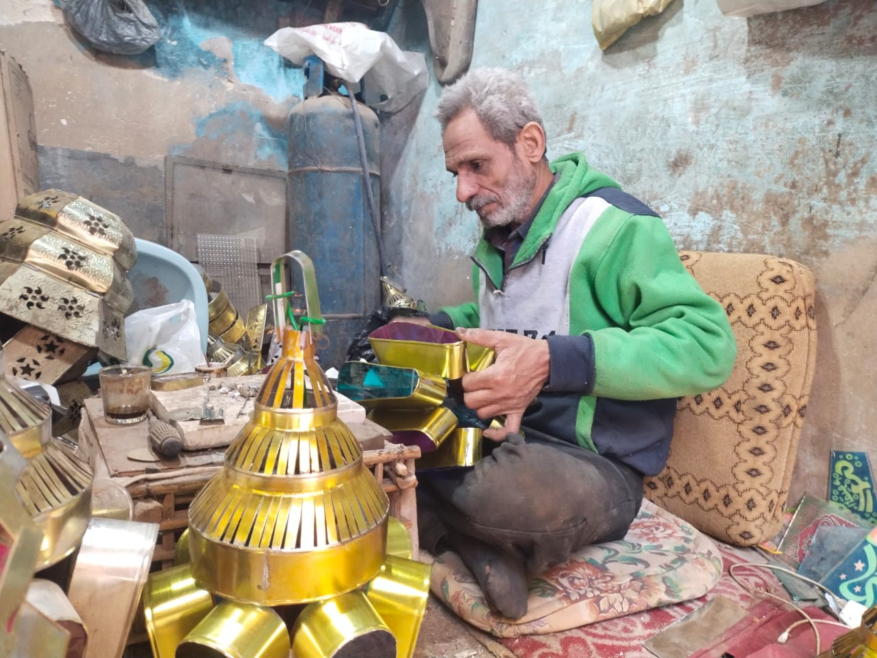 أعمال اللحام لتقفيل الفوانيس