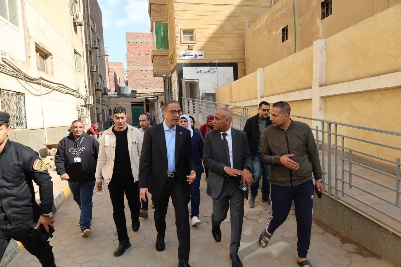 خلال جولة مفاجئة.. محافظ الجيزة يتفقد مستشفى أبو النمرس المركزى