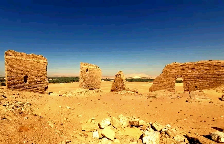 أسوار المعبد مبنية من الطين والطوب اللبن