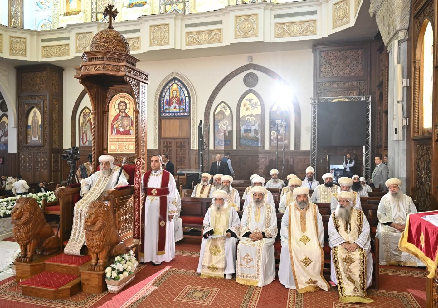 البابا تواضروس الثاني يرسم 15 كاهنًا لكنائس القاهرة