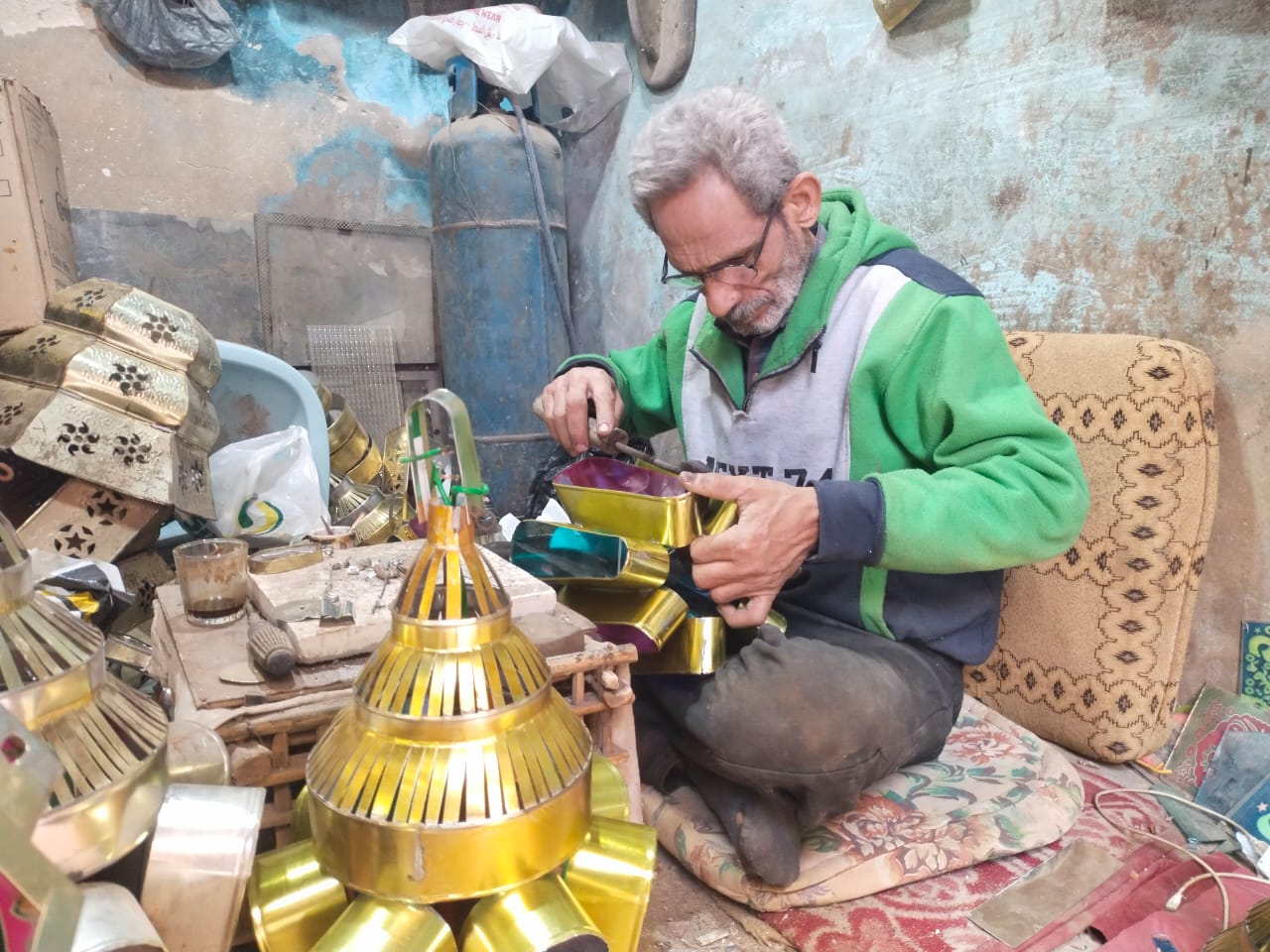 عم مجدي داخل الورشة