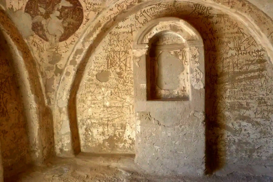 داخل احدى مقابر البجوات الأثرية