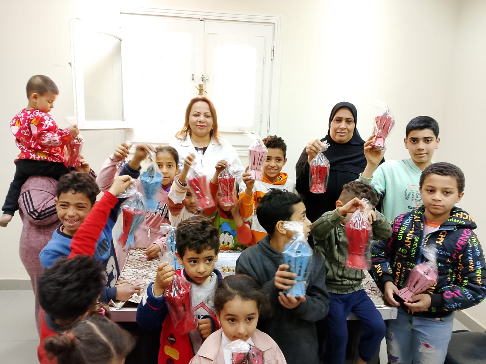 طبيبة توزع الفوانيس على الأطفال فى بنى سويف طبيبة توزع الفوانيس على الأطفال فى بنى سويف