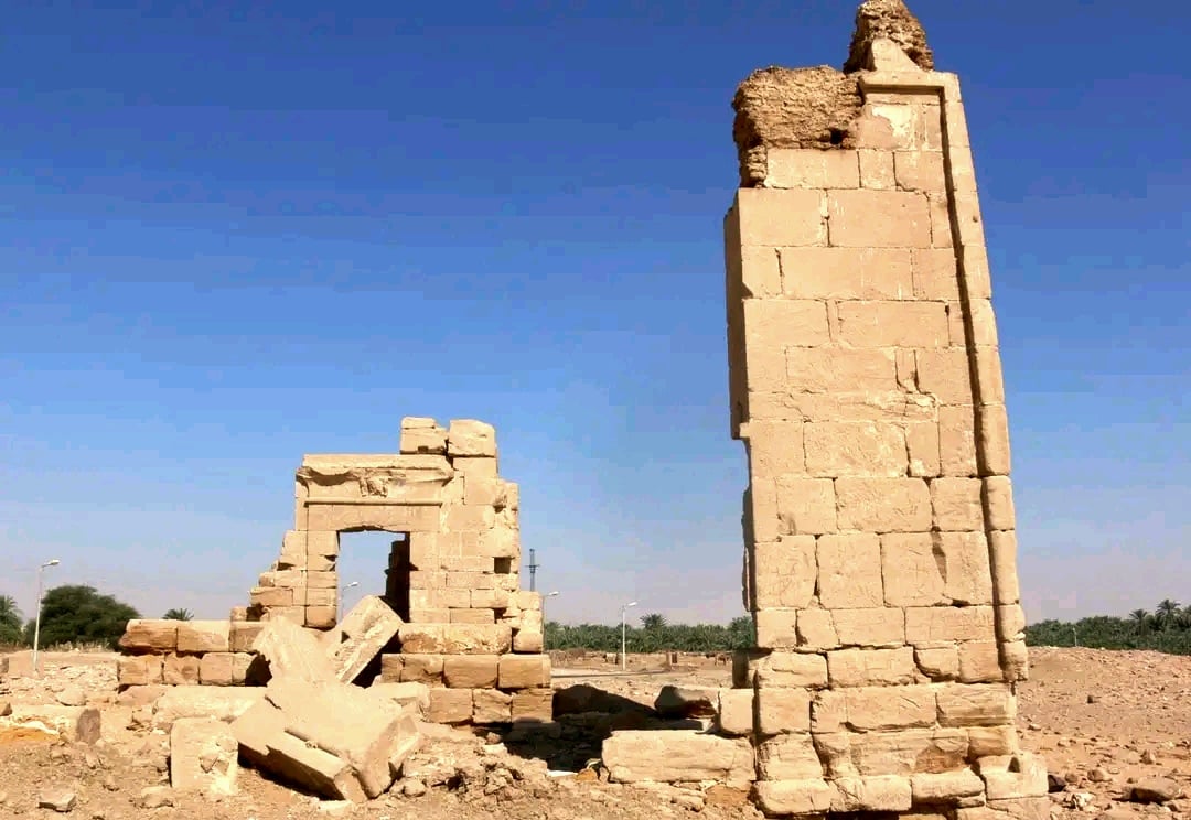 معبد الناضورة مبنى من الحجر الرملى