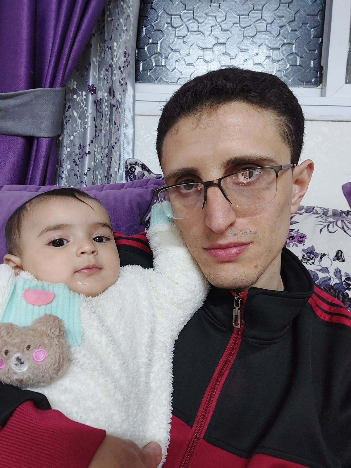 رغد الرضيعة مع والدها رغد الرضيعة مع والدها