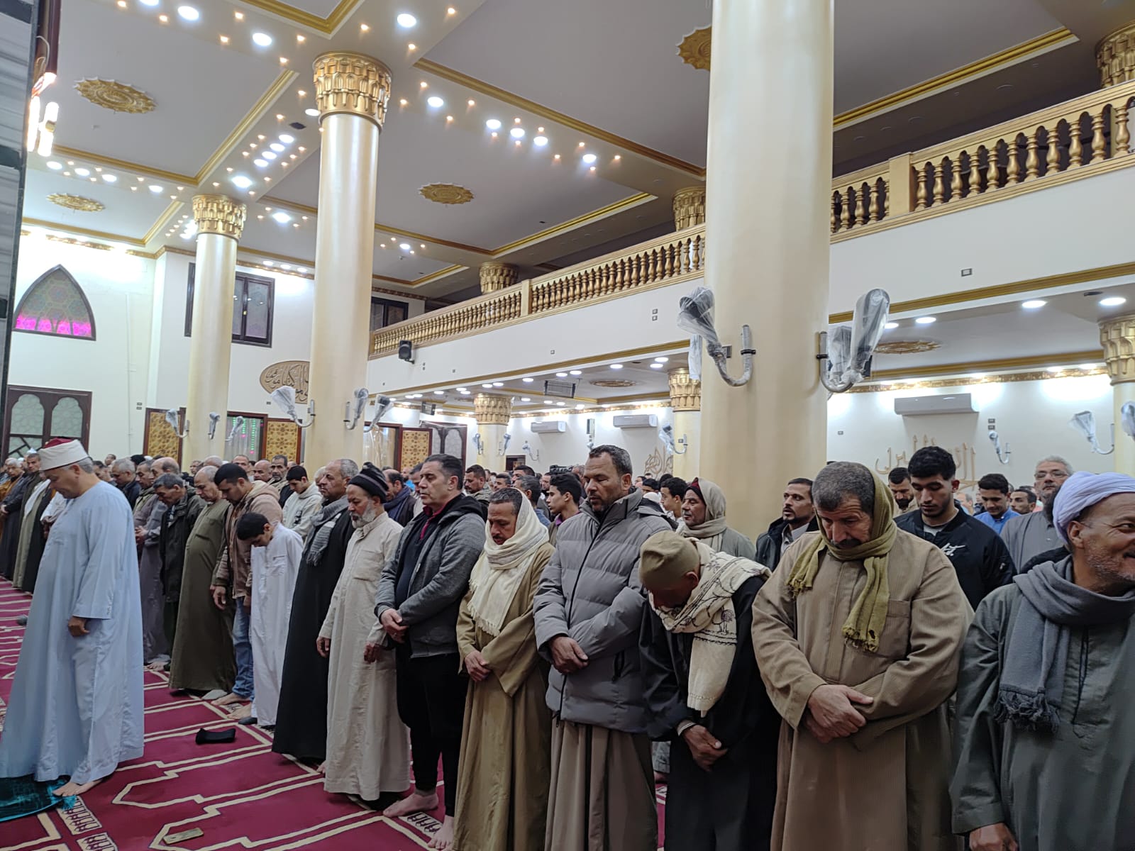 أعداد كبيرة من المصلين بالمساجد أعداد كبيرة من المصلين بالمساجد