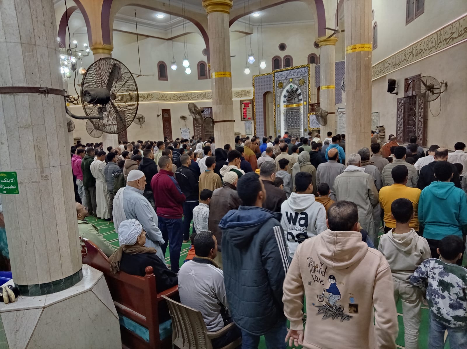 المساجد تتزين بالمصلين المساجد تتزين بالمصلين