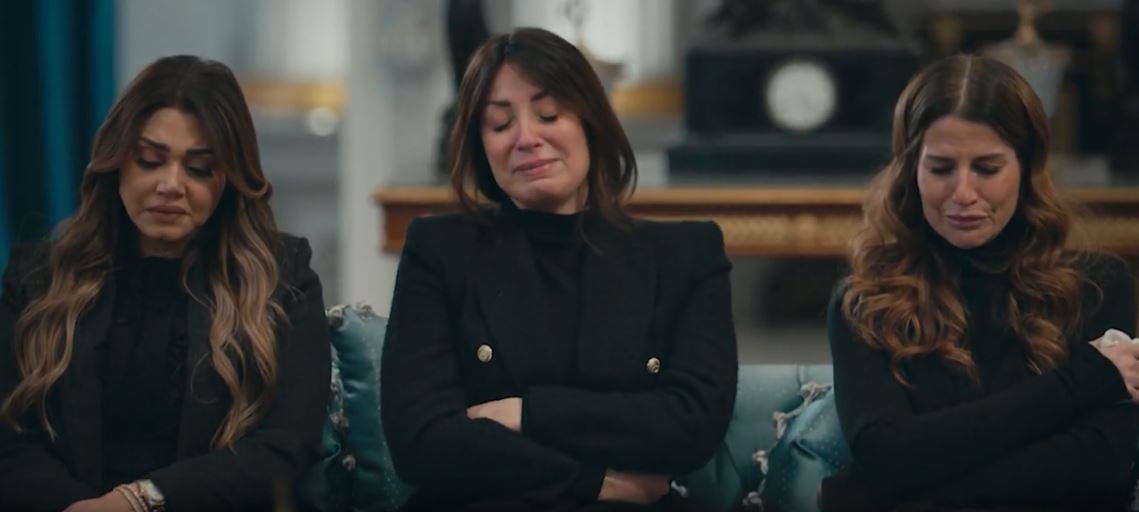 بكاء نرمين الفي في عزاء ابنها