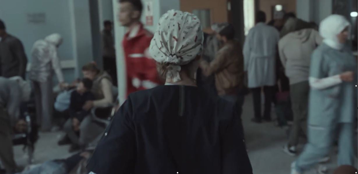 الجرحى الفلسطنيين يفترشون الأرض في المستشفيات