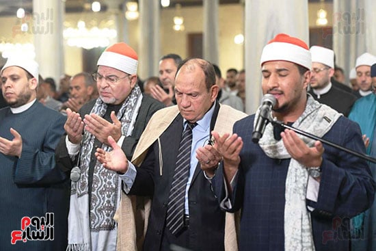 جانب من صلاة التراويح فى مسجد الحسين بالقاهرة