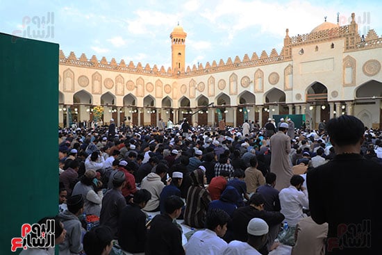 جانب من رواد مسجد الجامع الأزهر جانب من رواد مسجد الجامع الأزهر
