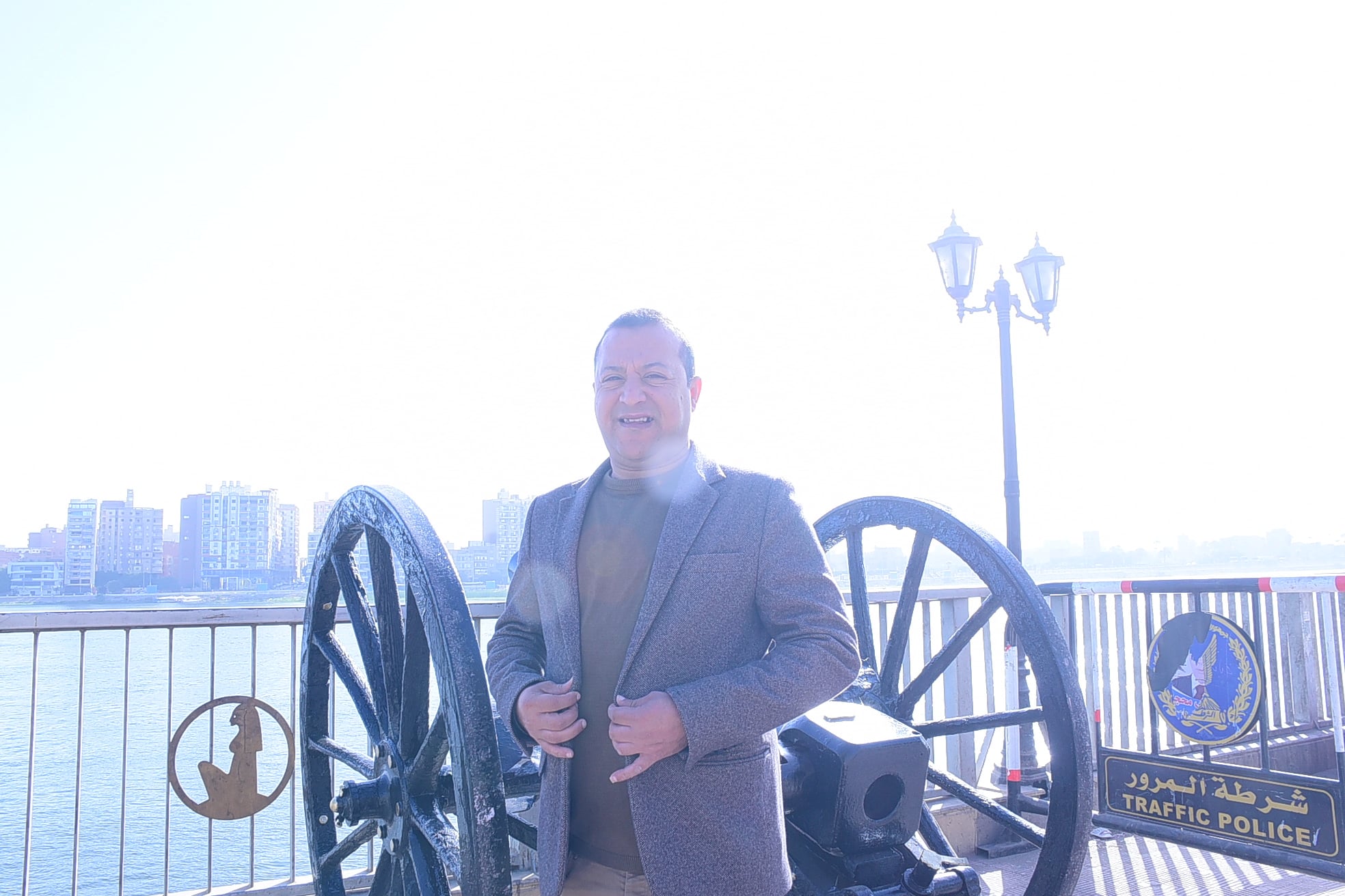 مينا شاب قبطى يلتقط صورة تذكارية مع المدفع