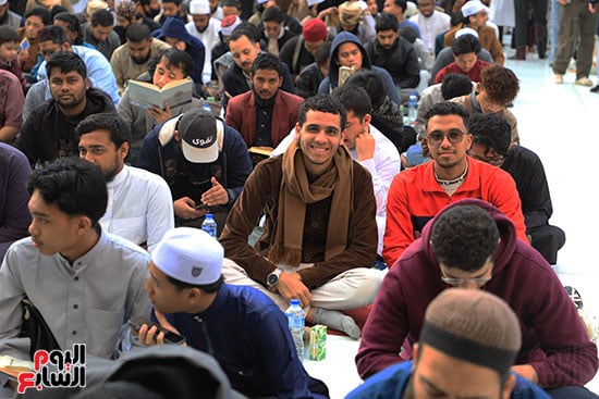 جانب من إفطار الصائمين جانب من إفطار الصائمين