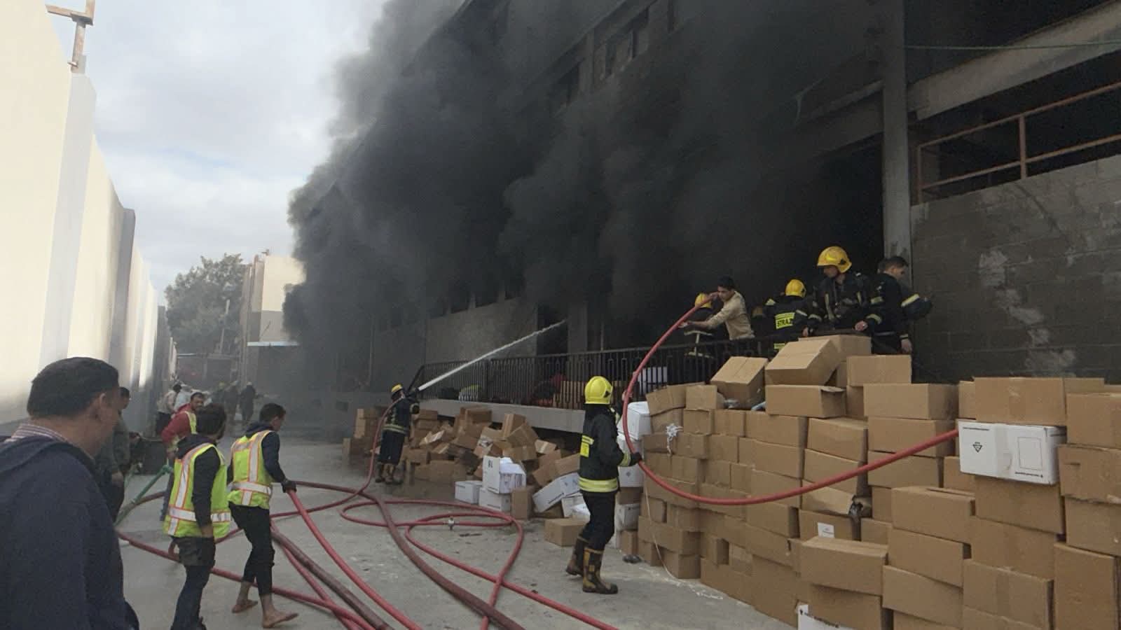 رجال الحماية المدنية تحاول اخماد الحريق