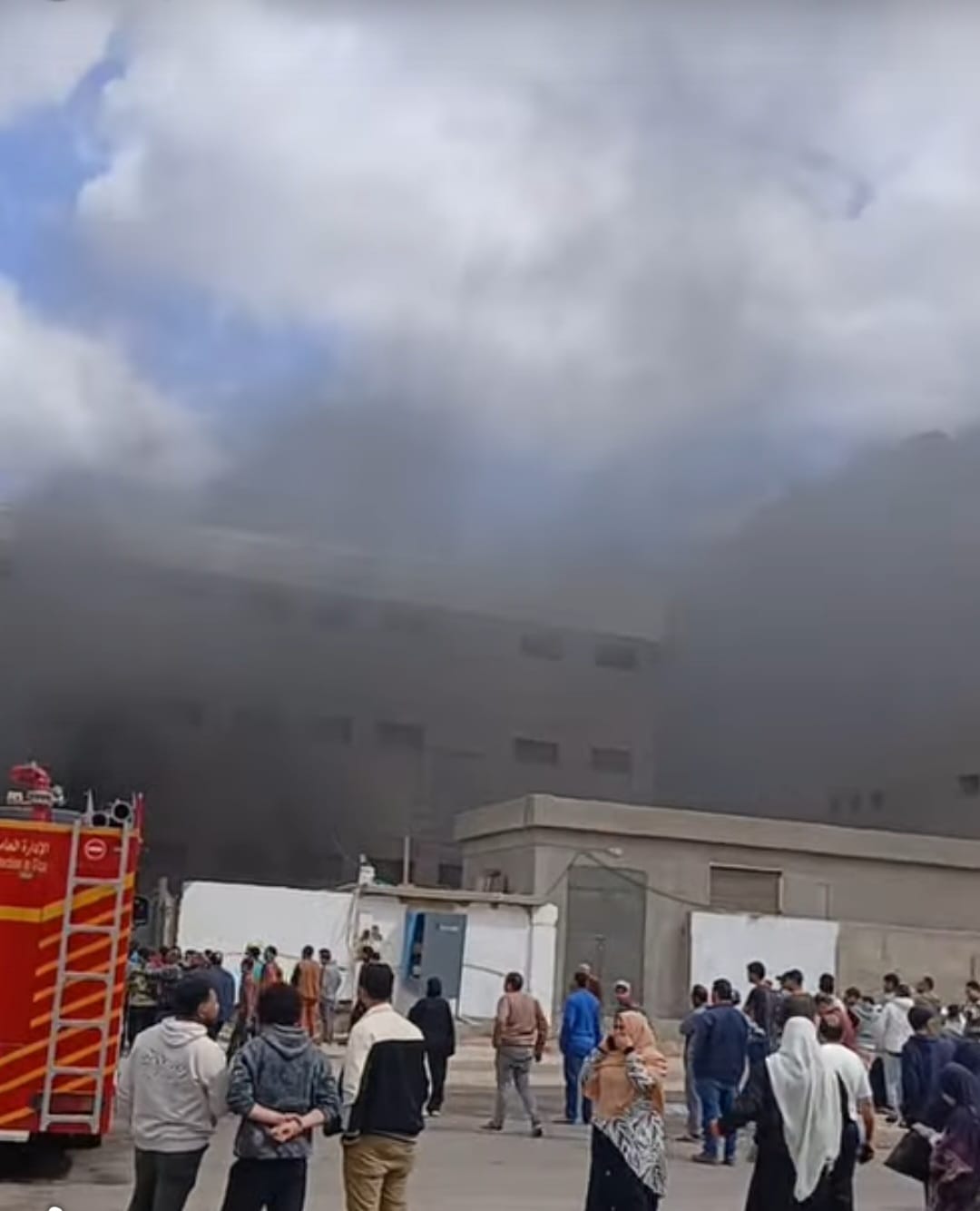 تجمعات الاهالى بجوار الحريق