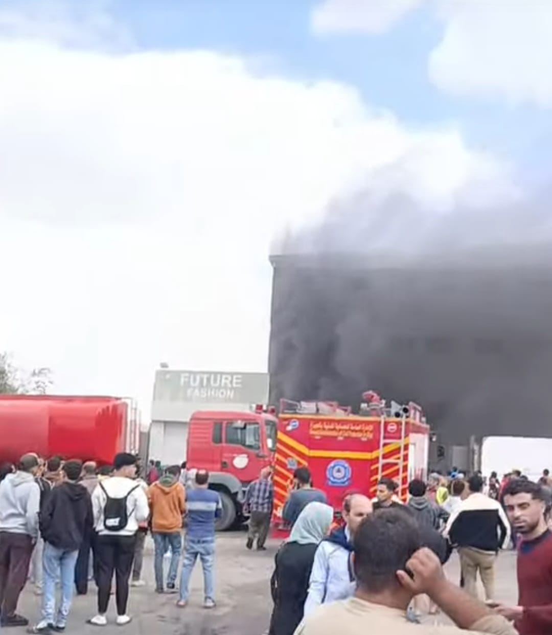 تمركز سيارات الاطفاء بمحيط الحريق