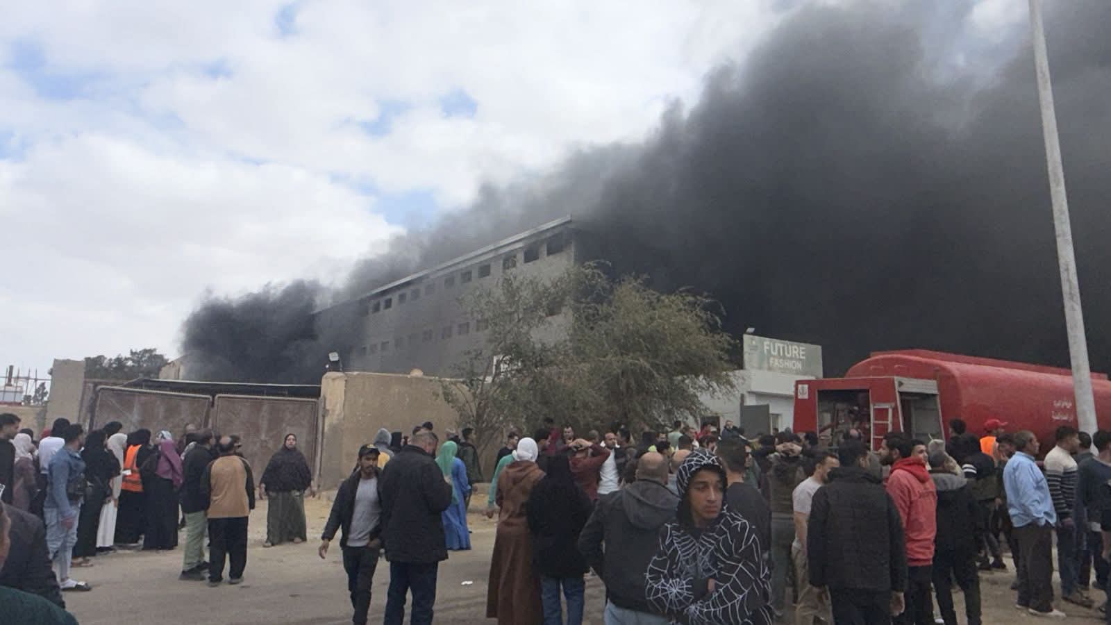 محاولات السيطرة على الحريق