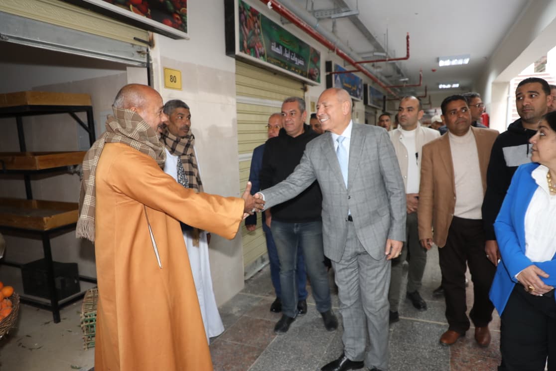 جانب من جولة محافظ القاهرة جانب من جولة محافظ القاهرة