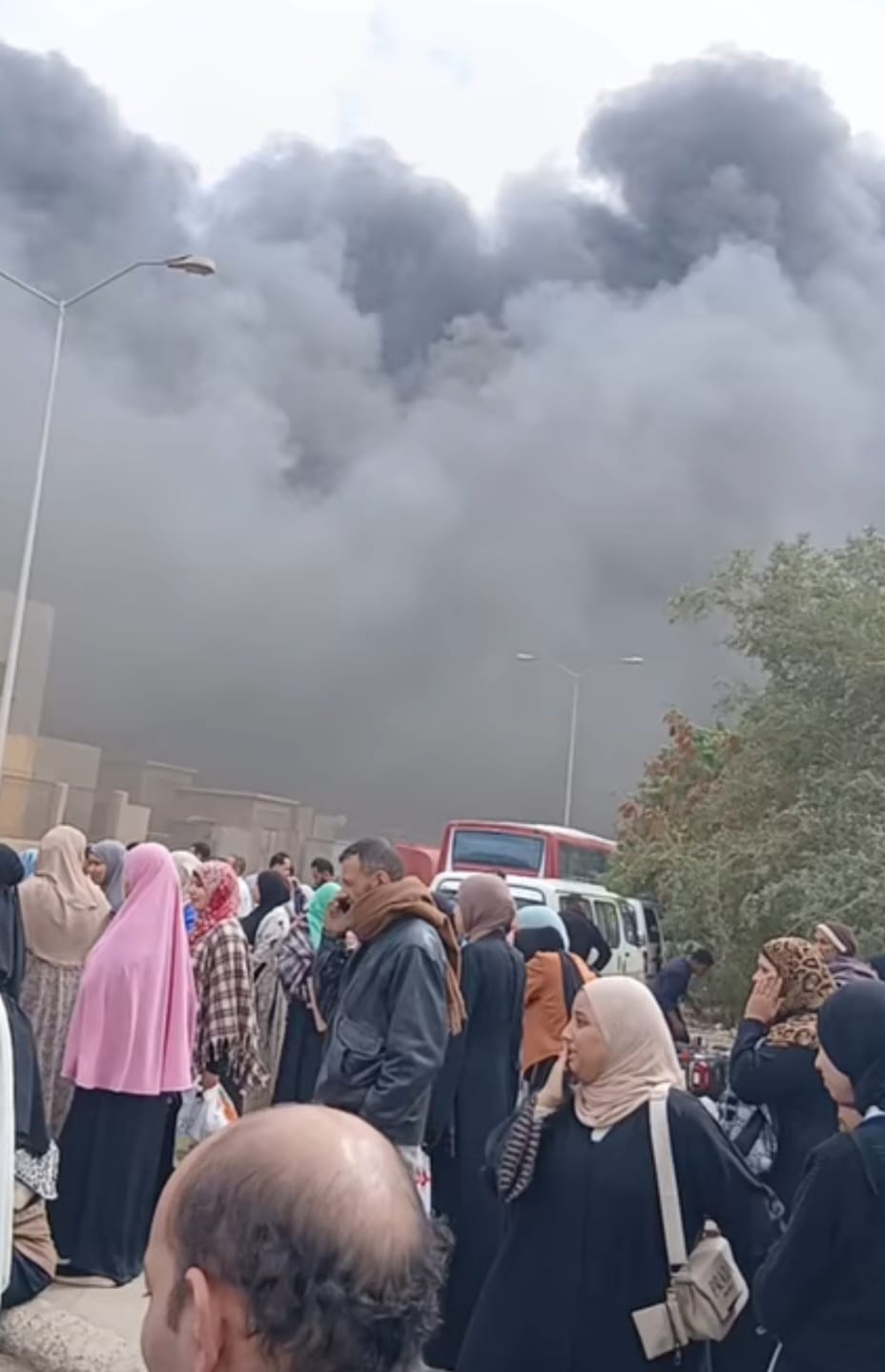 تجمعات العاملين امام المصنع