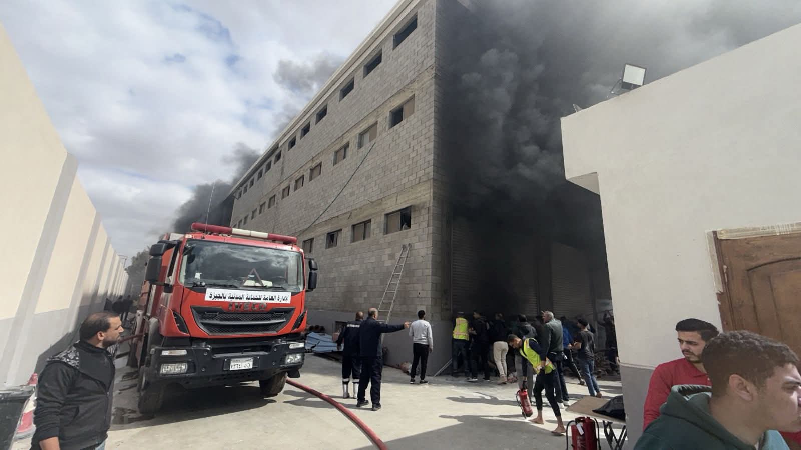 تواجد سيارة اطفاء داخل المصنع