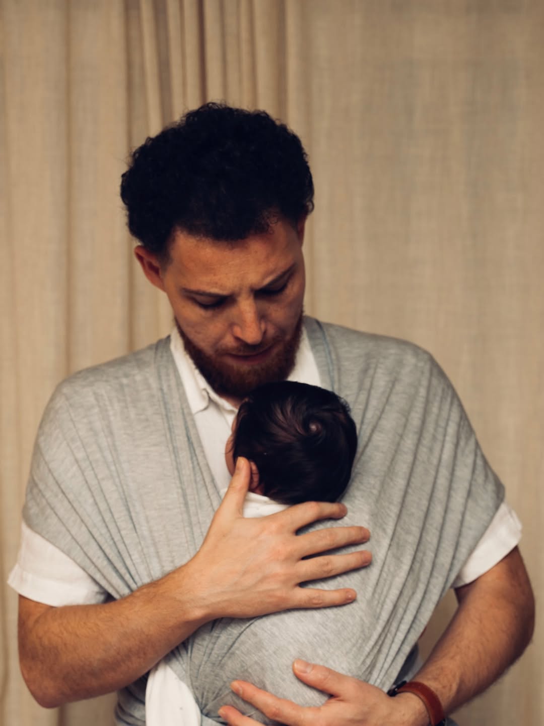 محمود حجازي يلاعب طفله يوسف محمود حجازي يلاعب طفله يوسف