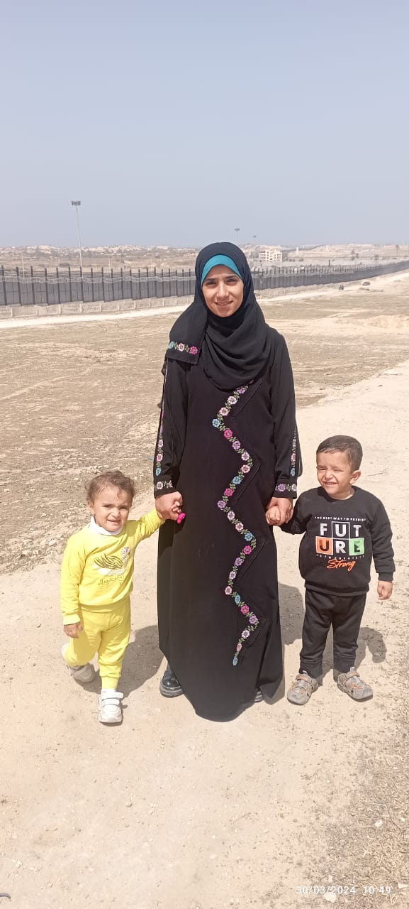 آية حسونة مع أبنائها آية حسونة مع أبنائها