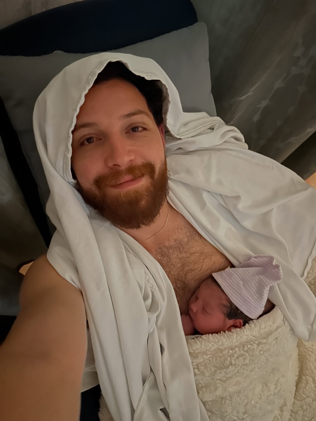 حجازي مع طفله يوسف حجازي مع طفله يوسف