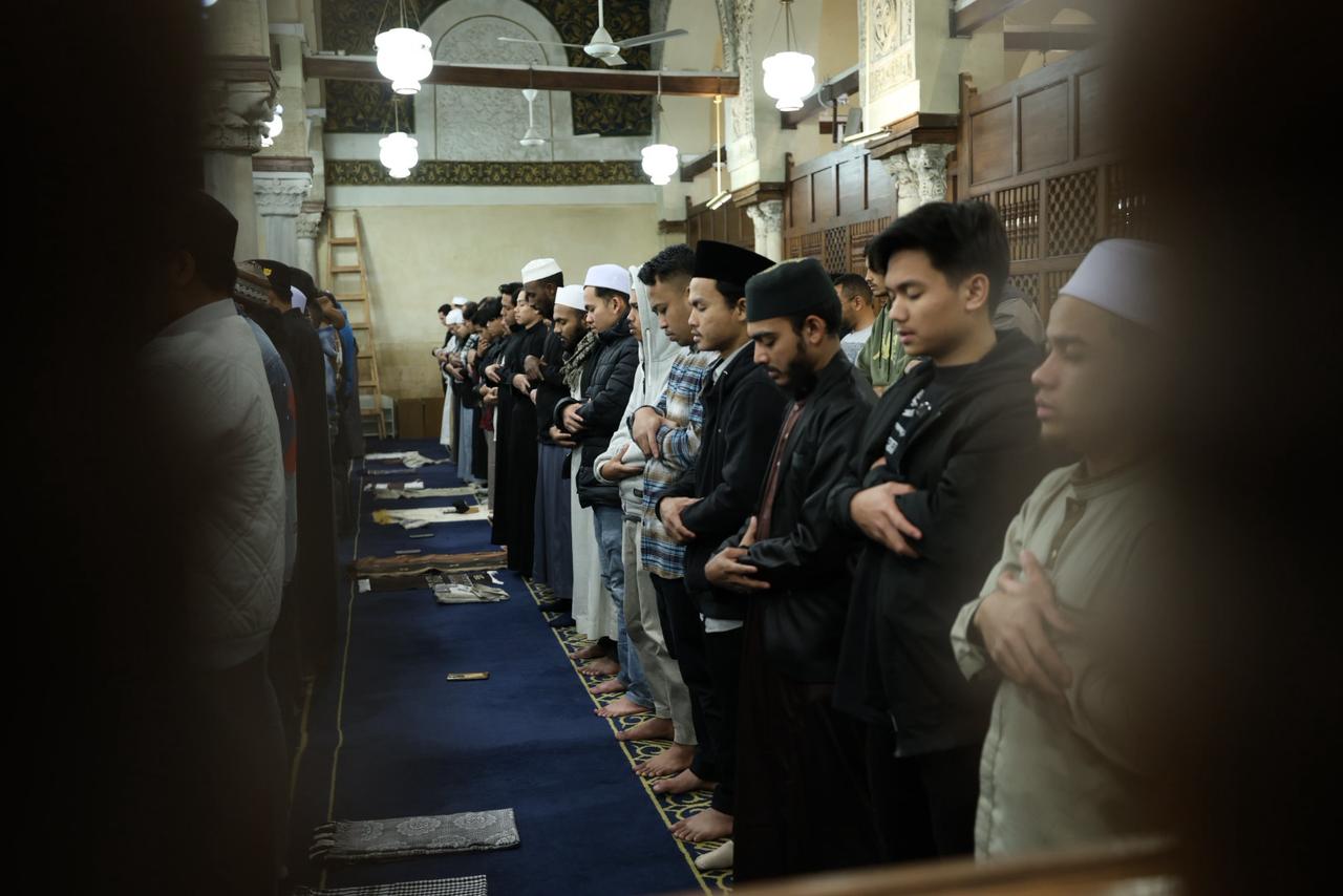 الطلاب الوافدين فى صلاة التراويح بالجامع الأزهر