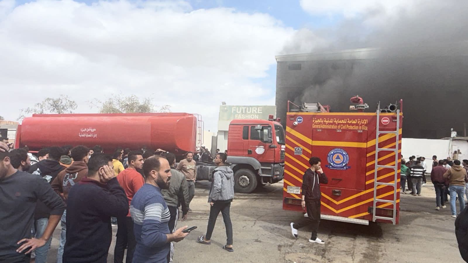 تمركز سيارات الاطفاء بمحيط الحريق