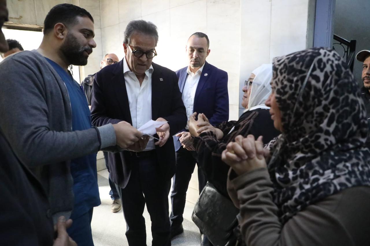 وزير الصحة يجرى جولة مفاجئة وزير الصحة يجرى جولة مفاجئة