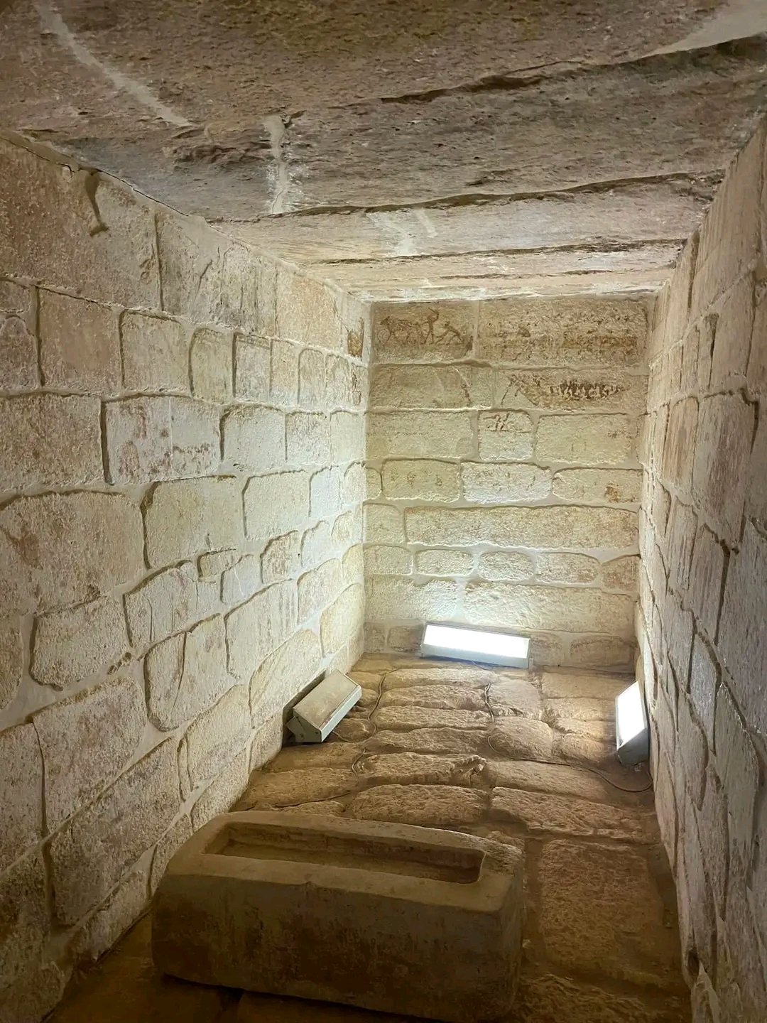 داخل الثالوث المقدس بالمقبرة 