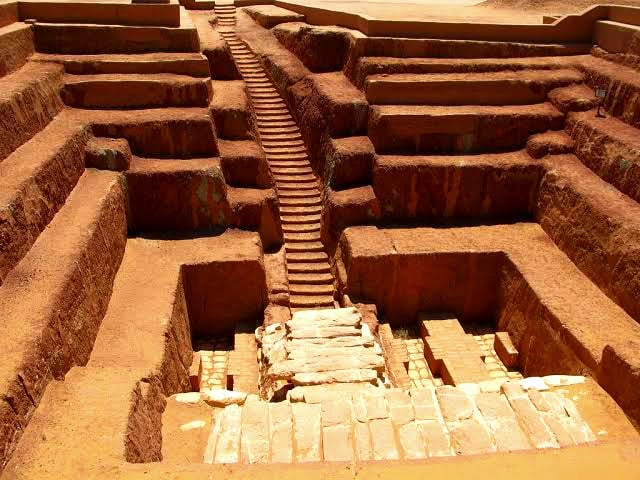 احدى مصاطب قلاع الضبة