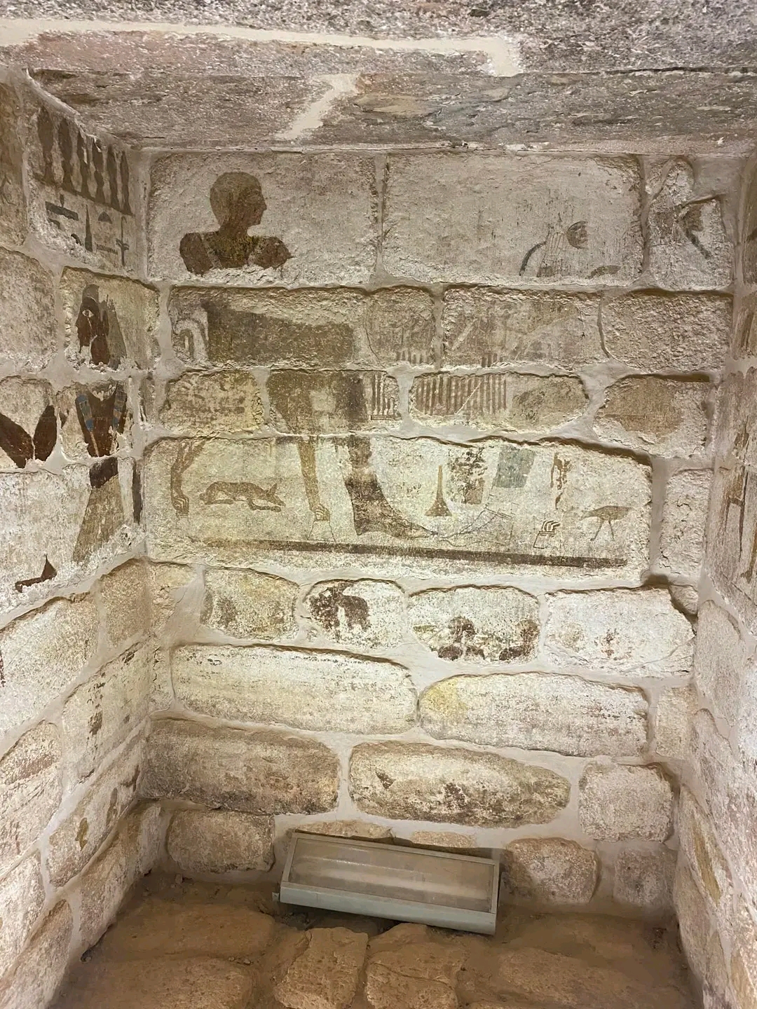 لوحة تحكى جانب من حياة ملوك الصحراء