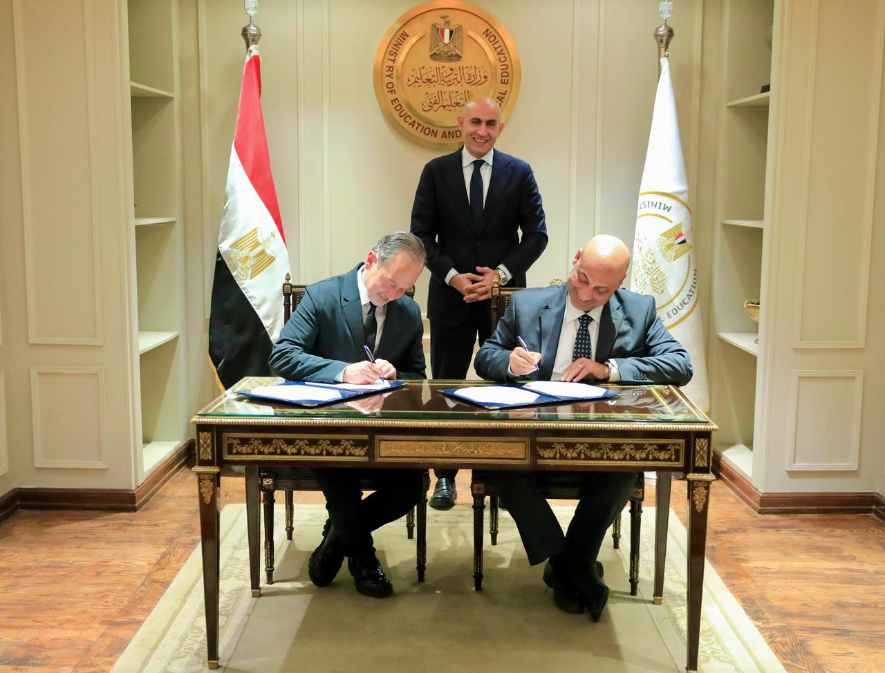 جانب من توقيع الاتفاقية