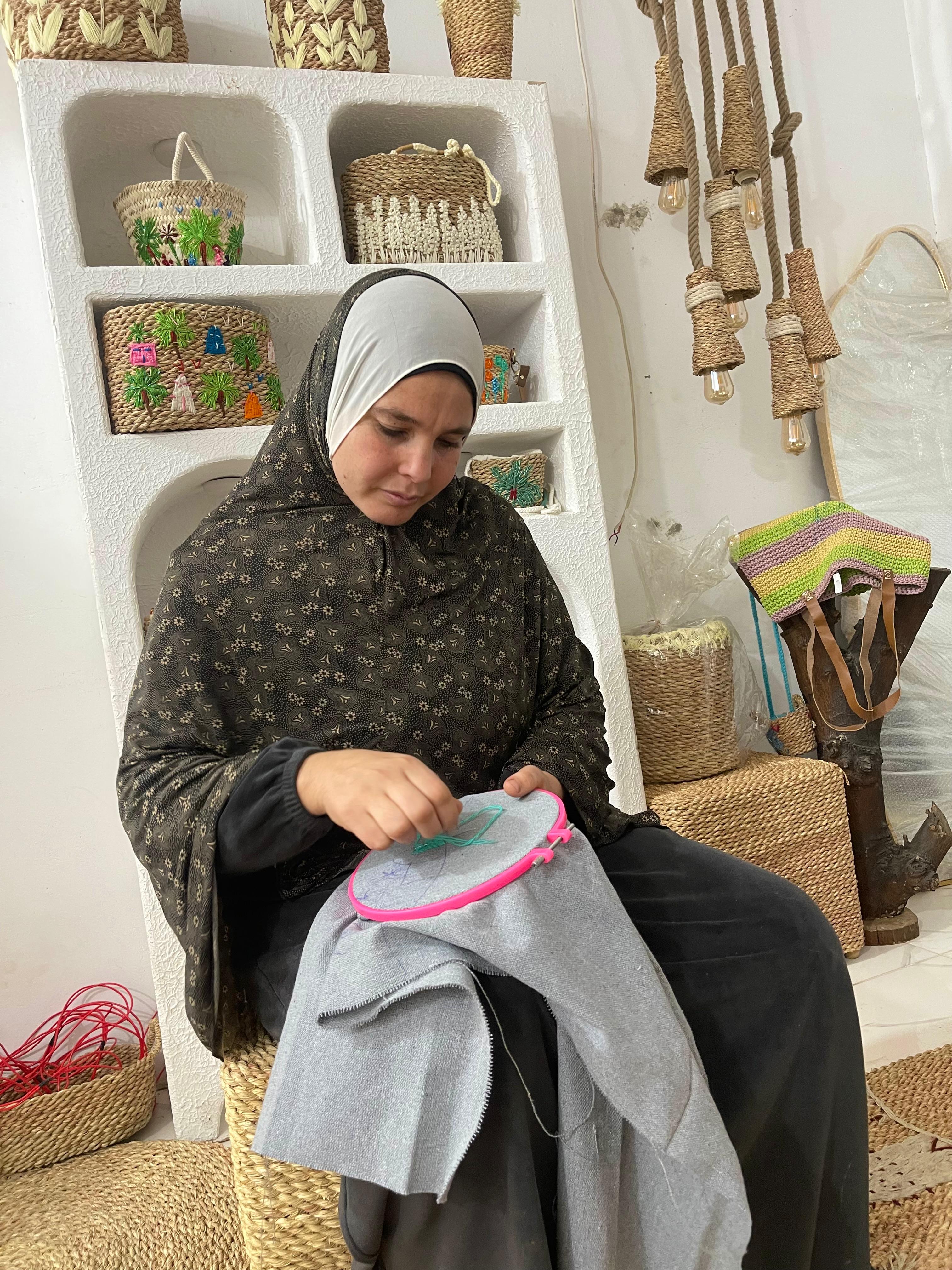 وردة رمضان تعمل في تطريز الأقمشة