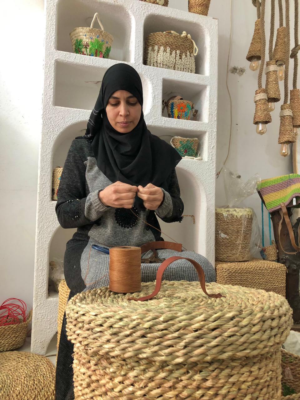 ميرفت عاشور تصنع منتجات الخوص والحلفا