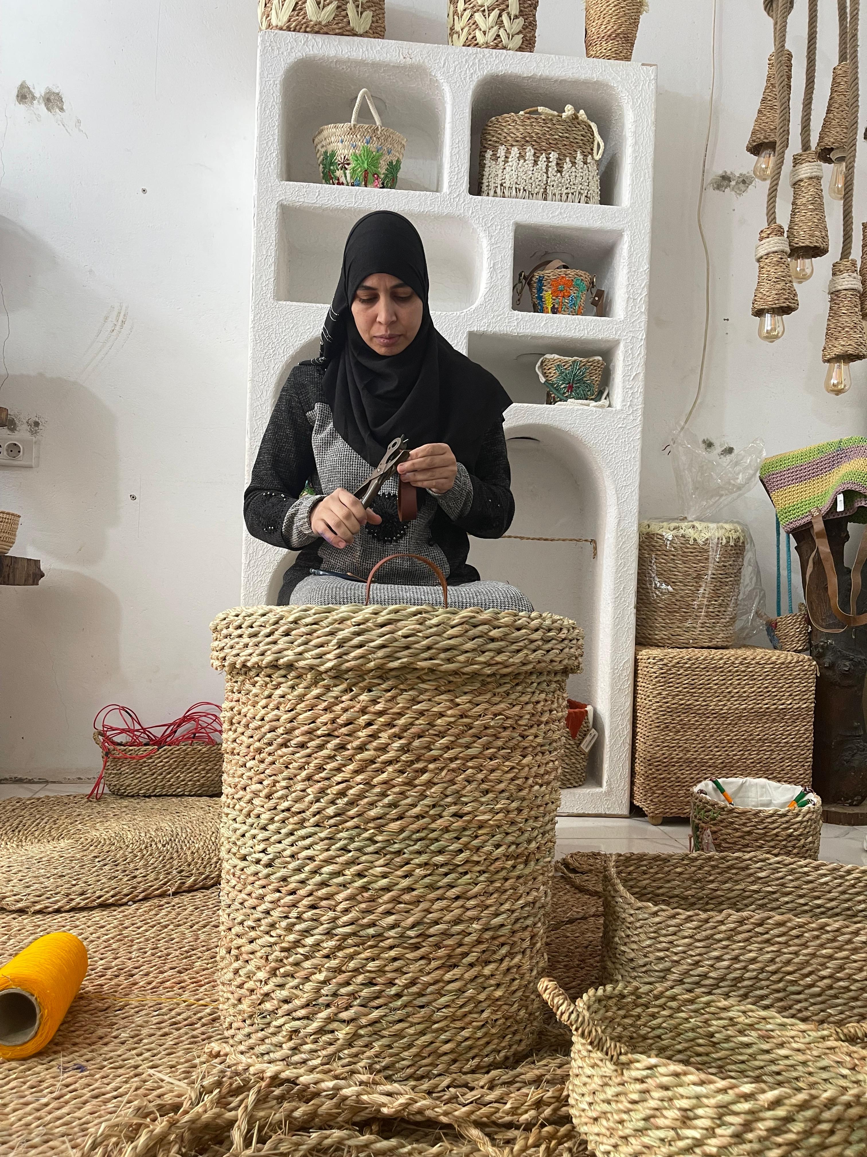 ميرفت عاشور تصنع منتجات الحلفا في دهشور
