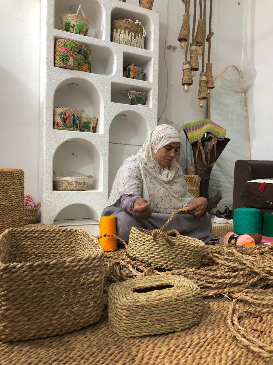 تصنيع حقائب من نبات الحلفا