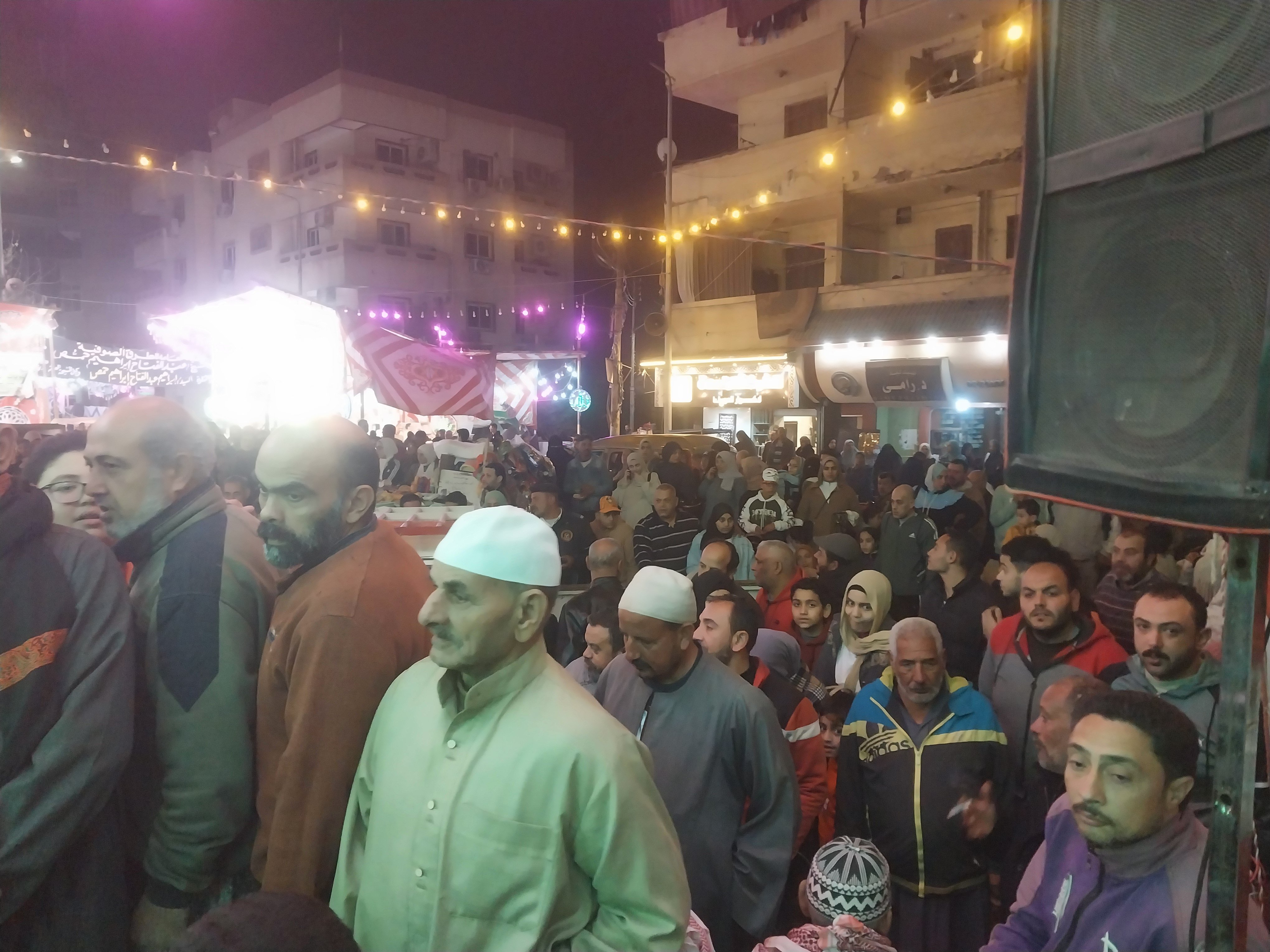 توافد أبناء دمياط للاحتفال بالليلة الختامية في مولد دمياط توافد أبناء دمياط للاحتفال بالليلة الختامية في مولد دمياط