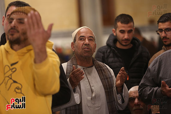 دعاء وبكاء المواطنين فى ليلة النصف من شعبان