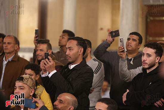 المواطنون يلتقطون الصور فى ليلة النصف من شعبان