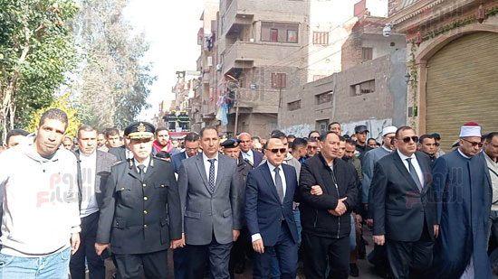 محافظ-كفر-الشيخ-بتقدم-المشيعين-لتوديع-الشهيد-عمر-معاني-(1)