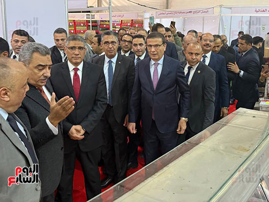 وزيرا الزراعة والتموين ومحافظ الجيزة خلال تفقد معرض السلع بالمتحف الزراعى