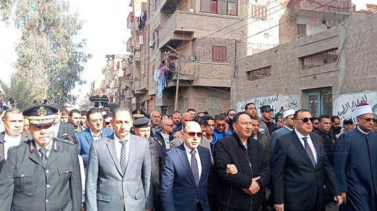 محافظ-كفر-الشيخ-بتقدم-المشيعين-لتوديع-الشهيد-عمر-معاني-(2)