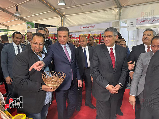 وزيرا الزراعة والتموين ومحافظ الجيزة خلال تفقد أقسام المعرض